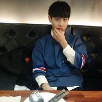 穿蓝色的衣服男生头像