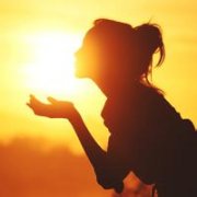 侧颜看日出女微信头像 微信头像日出
