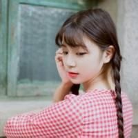 穿格子衫的女生头像