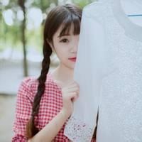 穿格子衫的女生头像