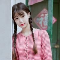 穿格子衫的女生头像