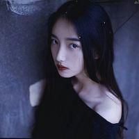 穿吊带女生头像