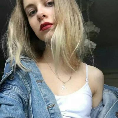穿吊带女生头像