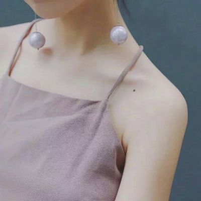 穿吊带女生头像
