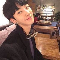 穿西服的男生头像