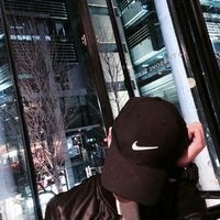 穿耐克的男生头像