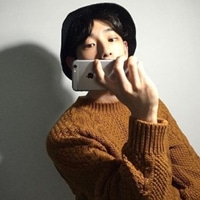 男生穿毛衣的头像