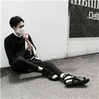 男生穿毛衣的头像