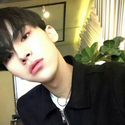 穿黑色衣服的男生头像