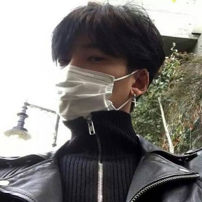 穿黑色衣服的男生头像