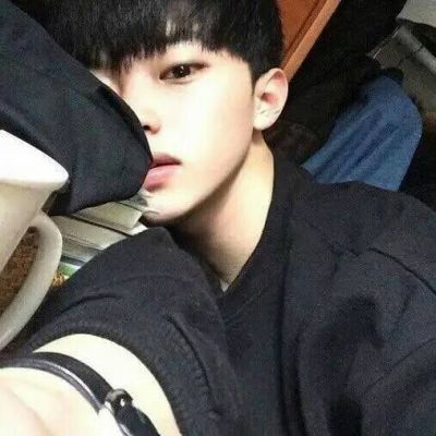 穿黑色衣服的男生头像
