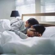 躺着的情侣头像唯美 情侣头像一男一女躺着