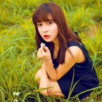 坐地上的女生头像