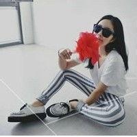 坐地上的女生头像