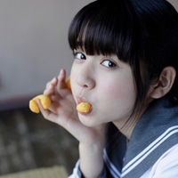 女生头像穿校服的