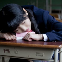女生头像穿校服的
