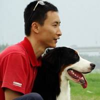 抱着狗的男生头像