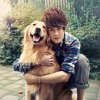 抱着狗的男生头像