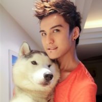 抱着狗的男生头像