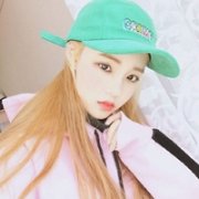 戴绿色帽子的女生头像