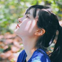 45度仰头女生头像