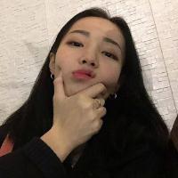 45度仰头女生头像