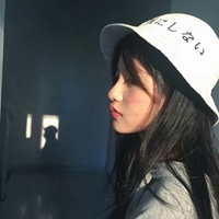 45度仰头女生头像