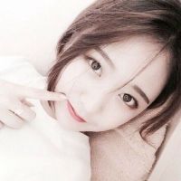45度仰头女生头像