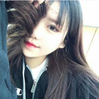 45度仰头女生头像