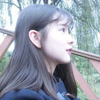 45度仰头女生头像