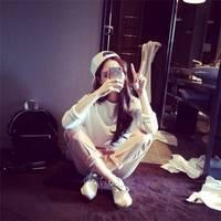 坐着的扣扣女生头像
