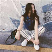 坐着的扣扣女生头像