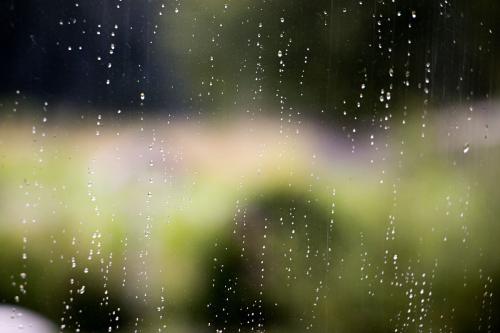 关于下雨天气的说说带图片