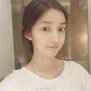 穿白色衣服梳马尾的女生头像
