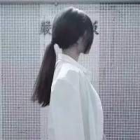 穿白色衣服梳马尾的女生头像
