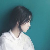 穿白色衣服梳马尾的女生头像