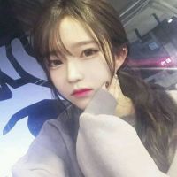 穿白色衣服梳马尾的女生头像