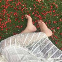 一个穿白色衣服的女生头像图片