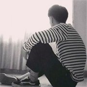条纹T恤系列的男生头像 穿条纹衫的qq男生头像