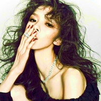 穿黄衣服的女生头像