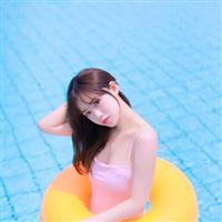 穿黄衣服的女生头像