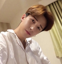 韩国中分男生头像