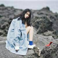 穿平底鞋的女生头像