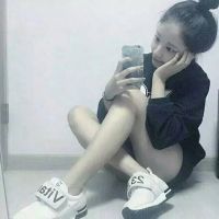 穿平底鞋的女生头像