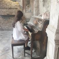 穿平底鞋的女生头像