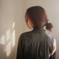 女生背影丸子头头像