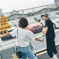 逛街的个性情侣头像
