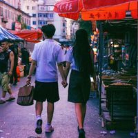 逛街的个性情侣头像