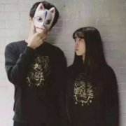 身穿情侣装的个性情侣头像