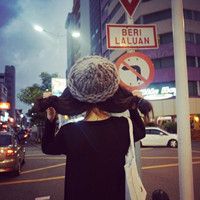 女生头像上半身背影